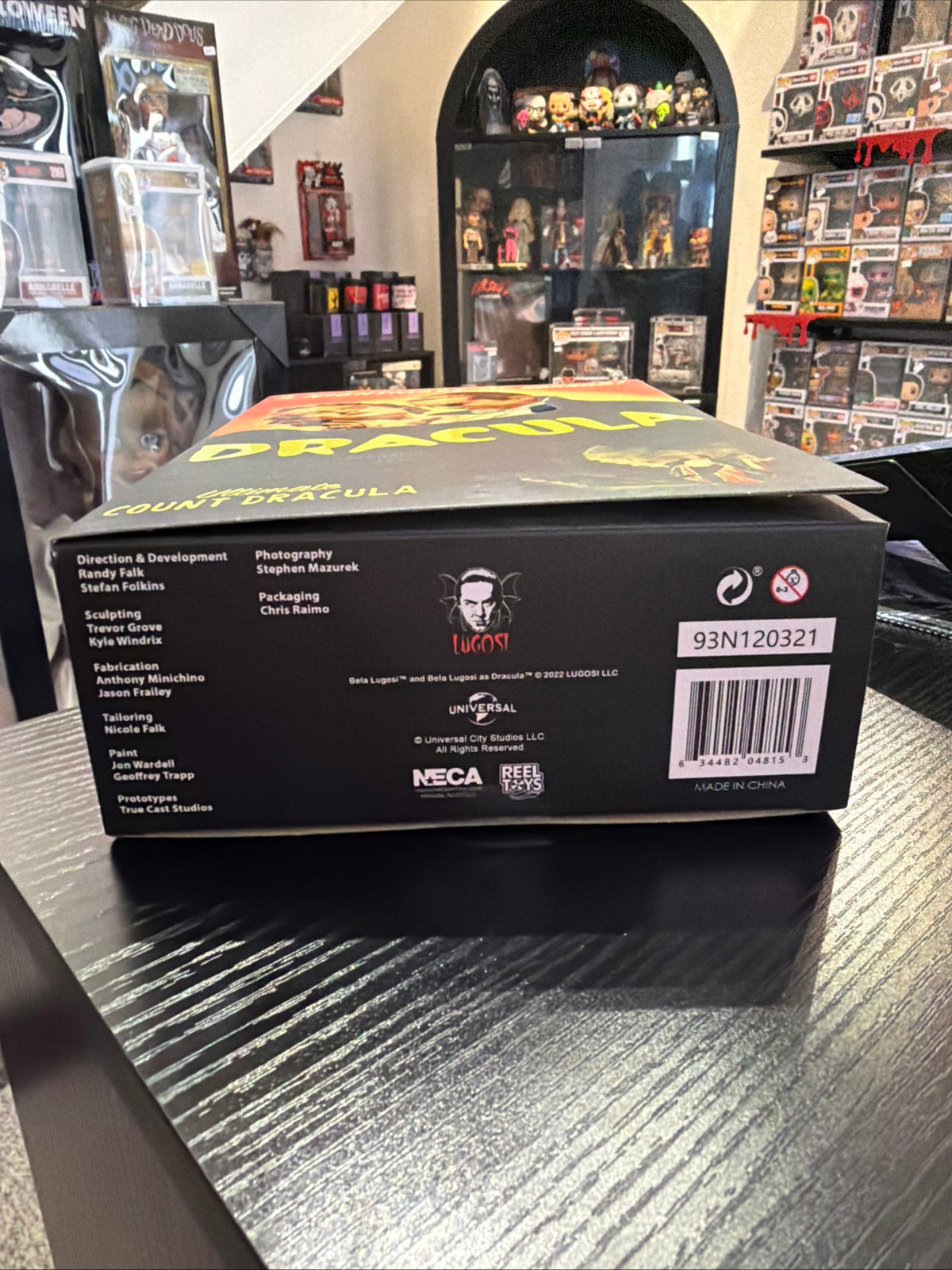 NECA Universal Monsters Ultimate Count Dracula Figure
